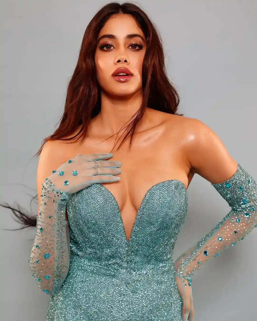 JANHVI KAPOOR STUNNING LOOKS IN LONG BLUE GOWN 5